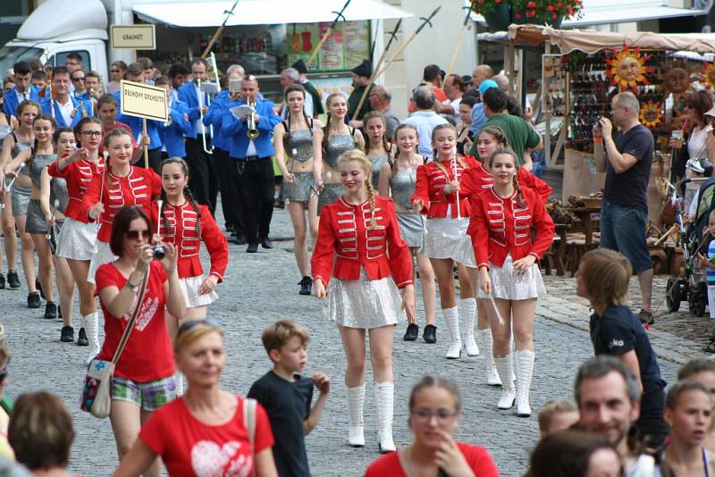 Slavnosti Zlaté stezky v Prachaticích otevřel v sobotu opět historický průvod na jehož závěru primas Vrchotínský vrátil vládu nad městem do rukou starosty Martina Malého.