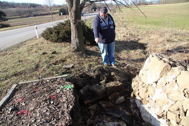 Řemeslníci z prachatického Kamenictví Váňa zjišťují rozsah škod na pomníku Setkání pěti armád na vitějovické křižovatce U Stopařky.