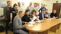 Zástupci ODS + TOP 09 + NK, Živých Prachatic, Prachatic společně a KDU - ČSL podepsali v neděli 2. října koaliční smlouvu.