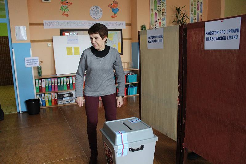 První minuty druhého kola volby Prezidenta ČR ve volebních místnostech v ZŠ Národní v Prachaticích.