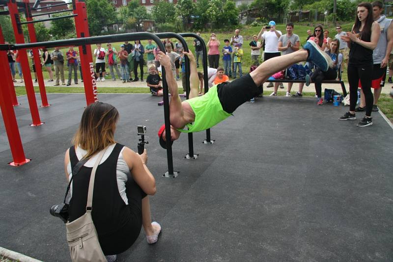 Ve Vimperku otevřeli v pátek 10. června nové hřiště pro street workout. Je první svého druhu na Prachaticku. Slavnostní otevření doplnila exhibice workoutu zástupců E.R.S. workout.