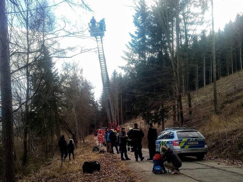 Prachatičtí hasiči zachraňovali paraglidistu, který přistál na stromě.