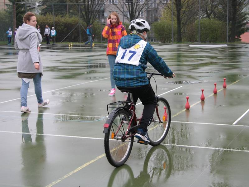 V Prachaticích se ve čtvrtek 5. května uskutečnilo okresní kolo soutěže mladých cyklistů. Ti museli zvládnout nejen jízdu na dopravním hřišti, ale také jízdu zručnosti, testy a zdravovědu.