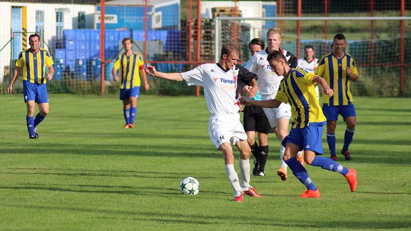 V pošumavském derby Čkyňští (pruhované dresy) přehráli Stachy 4:0.