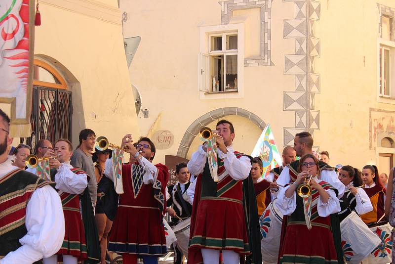 Kočár tažený koňmi přivezl na Velké náměstí Leonu Machálkovou. V průvodu se představili všichni účinkující.