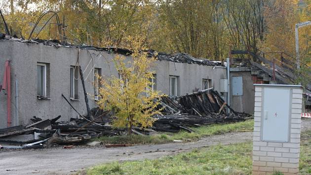 Ubytovna, kam se měli stěhovat romové, shořela.