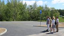 Jaromír Markytán, vedoucí odboru investic MěÚ Prachatice, převzal nové parkoviště v ulici Národní. Je zde 22 nových parkovacích stání.