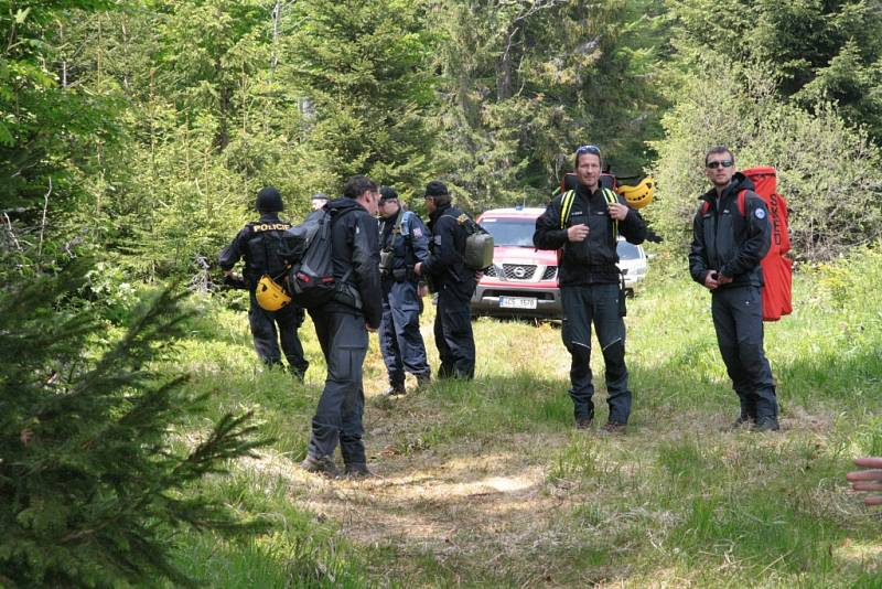 Oblast Národního parku Šumava od Nového Údolí přes Vltavskou cestu k Nové Peci až po Plešné jezero se ve čtbrtek stala místem pátrání po dvanácti ztracených účastnících nelegálního závodu. Naštěstí se jednalo o součinnostní cvičení záchranných složek.