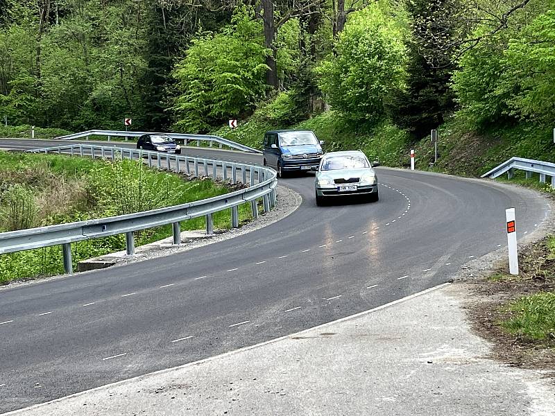 Nový asfalt má silnice na Libínské Sedlo. Od pátečního poledne už tudy zase lze jezdit.