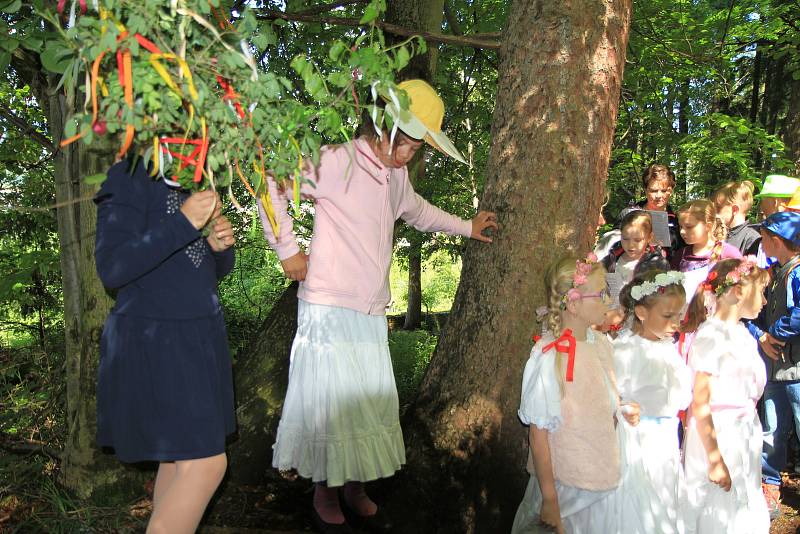 Děti z Vodňanky otevřely studánku u Lipového dvora v Prachaticích.