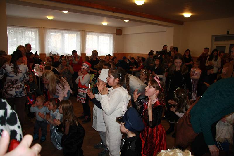Karneval pro děti připravili o víkendu Žernovičtí.