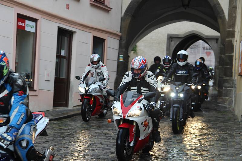 Prachatičtí motorkáři zahájili sezonu 1. Jarní jízdou. Vyjeli z Velkého náměstí Dolní branou.