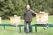 Vedoucí provozu Městských lesů Volary Miroslav Trost je zároveň včelař, a tak obhospodařuje také městský včelín, který lesy vloni postavily.