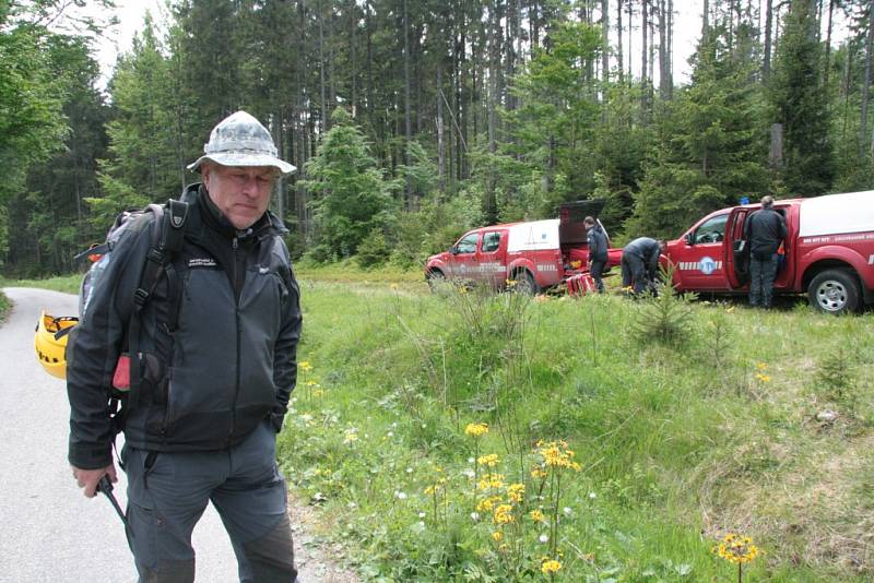 Oblast Národního parku Šumava od Nového Údolí přes Vltavskou cestu k Nové Peci až po Plešné jezero se ve čtbrtek stala místem pátrání po dvanácti ztracených účastnících nelegálního závodu. Naštěstí se jednalo o součinnostní cvičení záchranných složek.