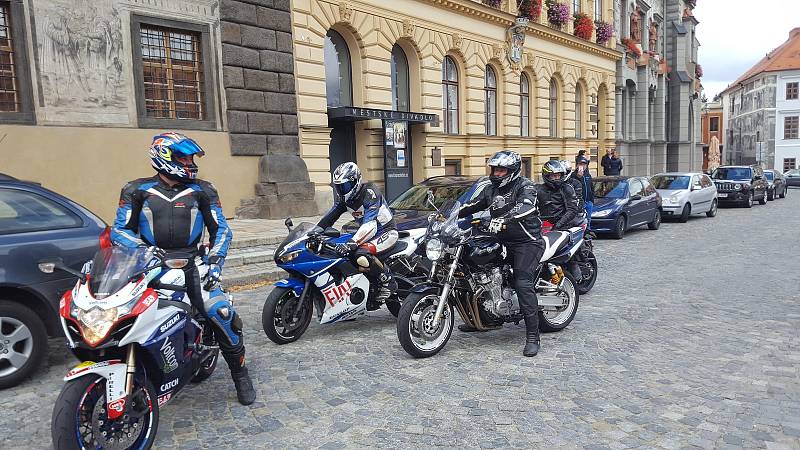 Motorkáři z Prachatic a jejich kamarádi z celé republiky zavřeli v sobotu 7. října silnice. Jízdou podpořili prachatický Hospic sv. Jana N. Neumanna.