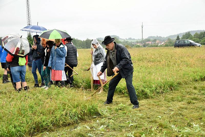 Ve Volarech se sešli sekáči při tradiční soutěži v kosení trávy.