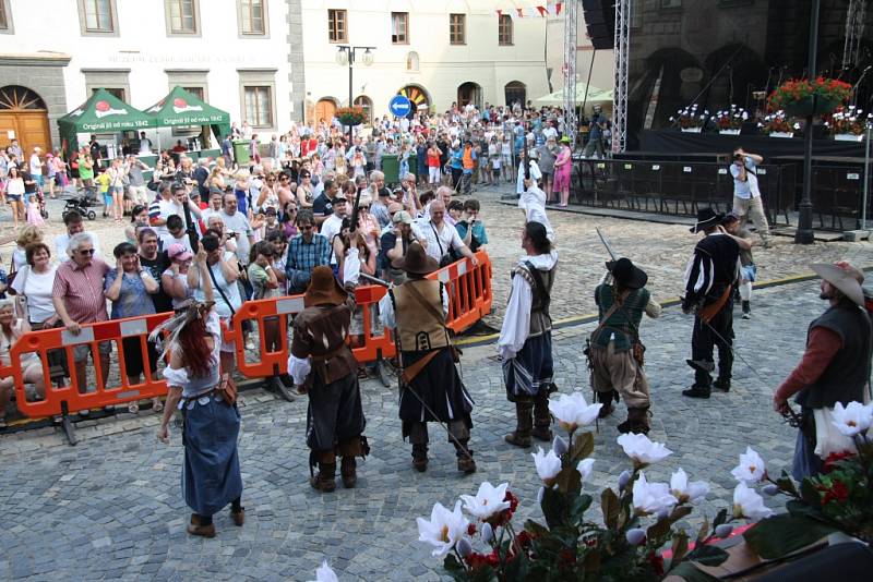 Slavnosti Zlaté stezky v Prachaticích zahájil v pátek v 17 hodin slavnostní průvod a historická ceremonie věnovaná zasedání městské rady nad návrhem nové prachatické kašny.