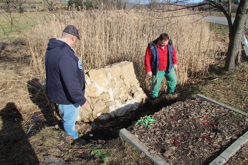 Řemeslníci z prachatického Kamenictví Váňa zjišťují rozsah škod na pomníku Setkání pěti armád na vitějovické křižovatce U Stopařky.