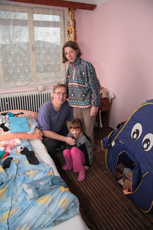 Manželé Pavel a Jiřina Šafářovi v dětském pokoji s dcerou Viktorkou.