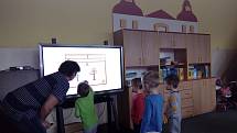 Děti v Mateřské škole ve Vitějovicích dostaly interaktivní tabule.