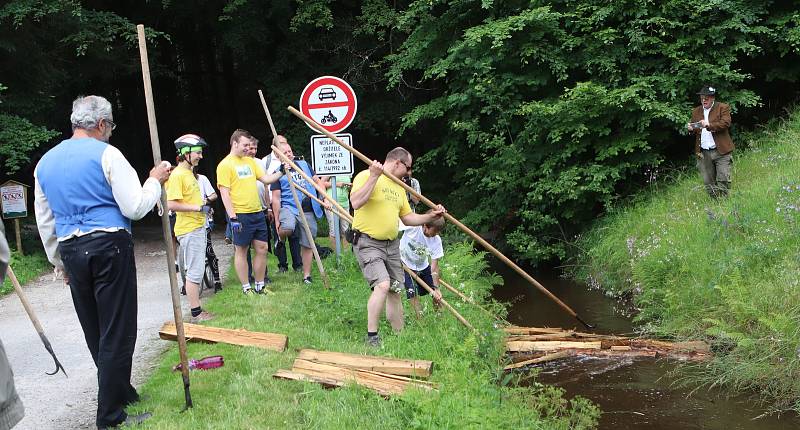 Z turistů se na chvíli stali plavci dřeva.