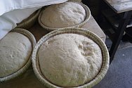 Tradiční pečení chleba v Lenoře.