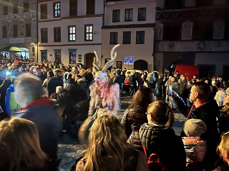 Čtyřicítka čertisek v pátek 19. listopadu večer bavila davy lidí v Prachaticích.