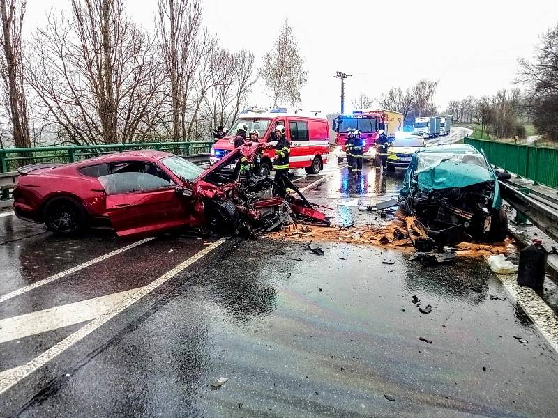 Nehoda dvou osobních aut u Netolic.