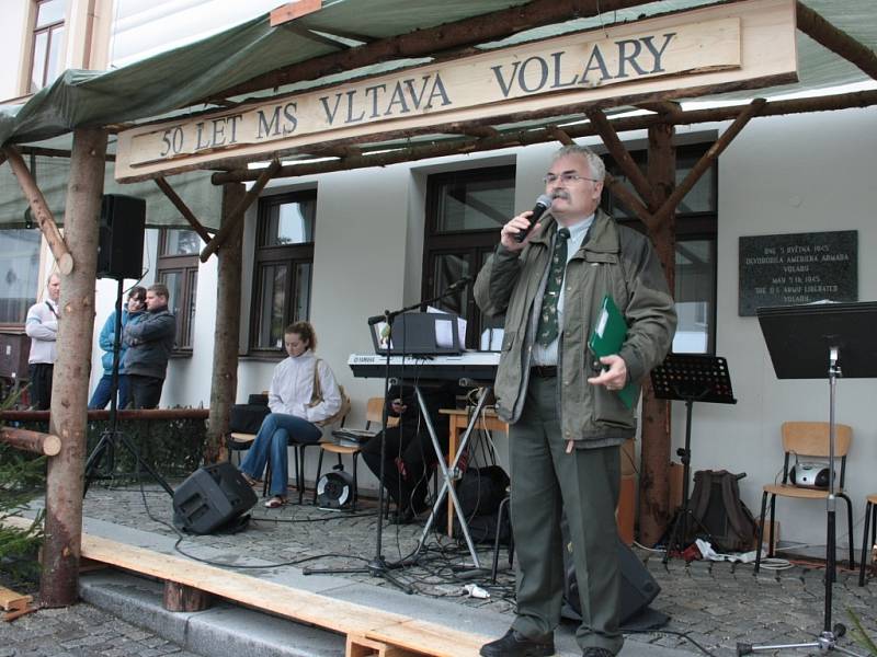 Myslivecké sdružení Vltava připravilo na sobotu bohatý program, kterým oslavilo padesát let od svého založení. Déšť nedéšť, kdo přišel, ten se bavil.