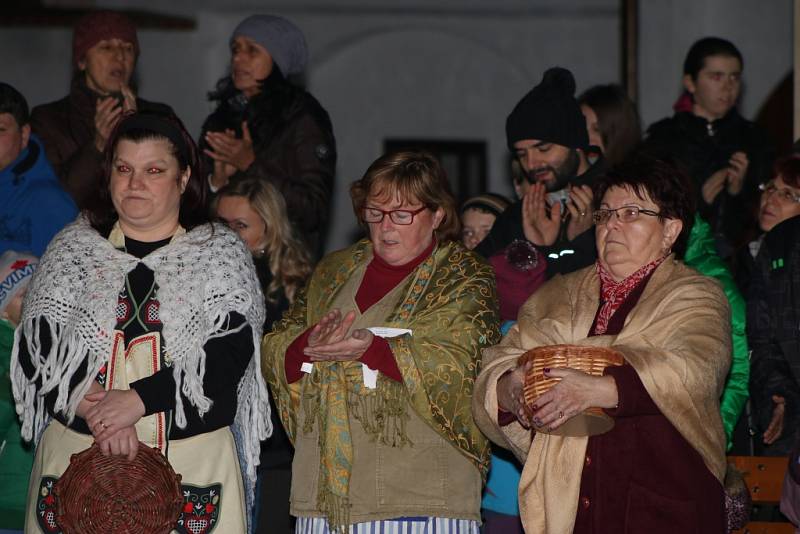 V zahradě Husova domku v Husinci se ve středu v podvečer sešli nejen Husinečtí, aby zhlédli živý betlém.