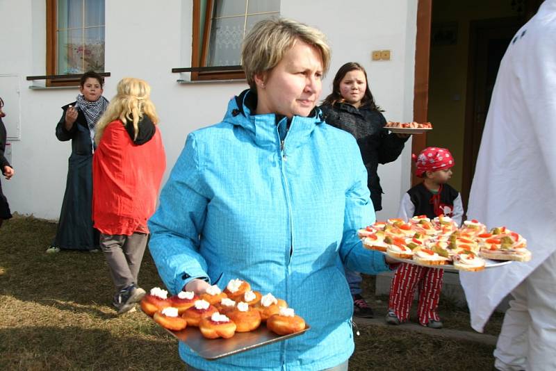 Masopustní průvod v Lažištích.