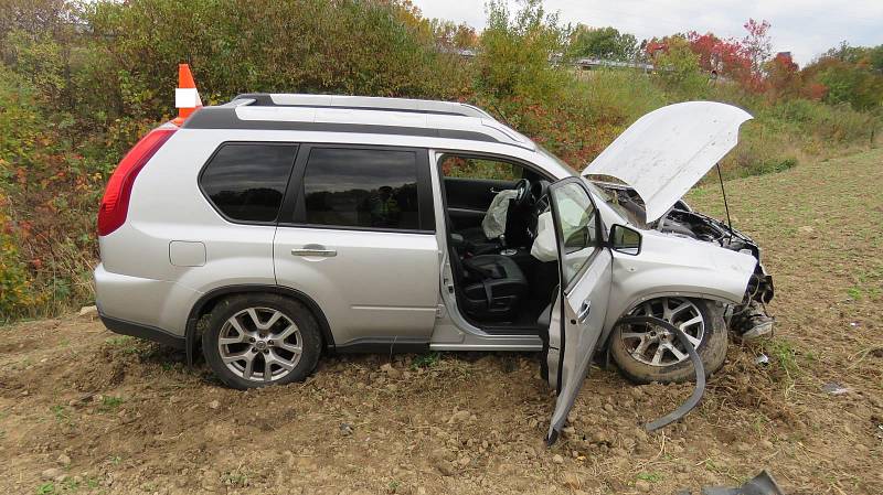 Šofér Nissanu X-Trail nezvládl řízení u Vitějovic a skončil ve čtvrtek 12. října v poli.