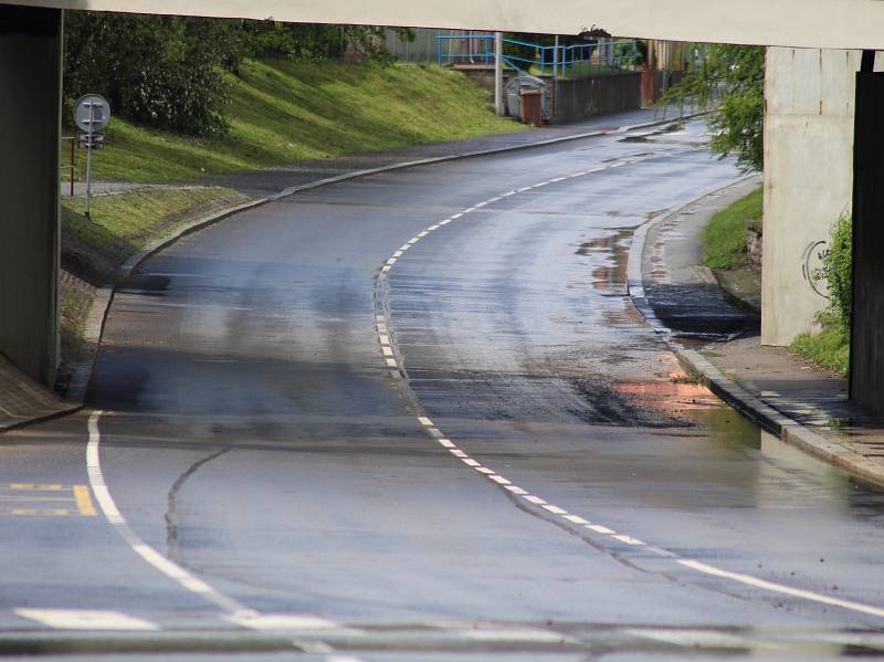 Přes Prachatice sice dnes prošly tři silné lijáky, ale ani na jindy inkriminovaných místech, jako je silnice na Český Krumlov pod železničním viaduktem, voda nezůstávala.