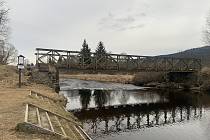 Železný most u Pěkné je v havarijním stavu a tak je uzavřen pro dopravu i pěší.