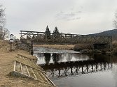 Železný most u Pěkné je v havarijním stavu a tak je uzavřen pro dopravu i pěší.
