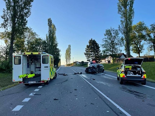 Před úterní šestou hodinou ranní se na silnici 145 z Prachatic na Vimperk, u odbočky na Buk, čelně střetla dvě osobní auta. Dopravní nehodu nepřežil mladý muž.