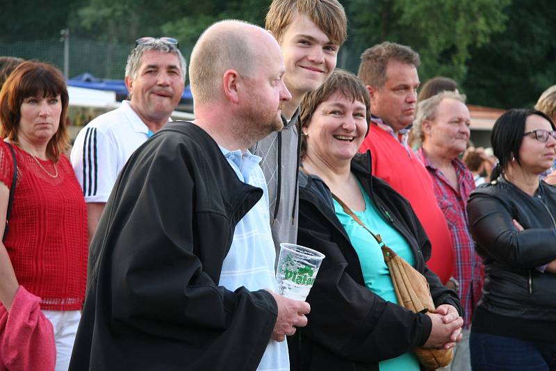 Wabi Daněk pohladil ucho posluchačů HusFestu, Čejka Band všechny parádně roztančil.