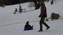 Sjezdovka na Fefrách byla v sobotu 23. ledna odpoledne plná sáňkařů či snowboardistů.