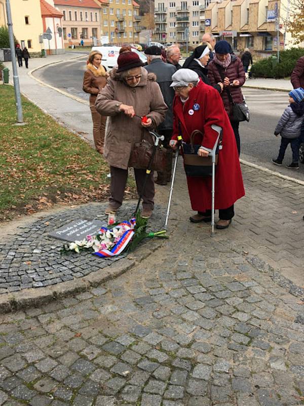 K 30. výročí sametové revoluce byla v neděli 17. listopadu slavnostně za přítomnosti řady osobností odhalena pamětní deska. Nachází se v prachatické Zahradní ulici a srdce z břečťanu.