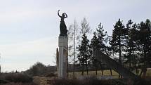 Betonový monument s názvem Pomník míru, který byl na vitějovické křižovatce vybudován v roce 1987. Právě podle sochy mávající ženy je místo nazýváno U Stopařky.