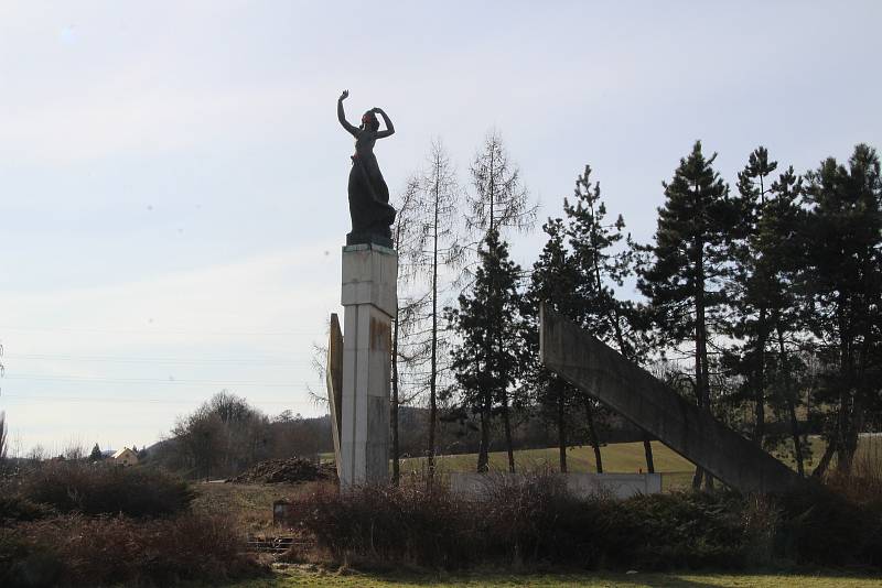 Betonový monument s názvem Pomník míru, který byl na vitějovické křižovatce vybudován v roce 1987. Právě podle sochy mávající ženy je místo nazýváno U Stopařky.