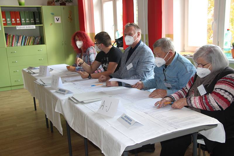 Volební místnost v Základní škole ve Vodňanské ulici zaplnili první voliči hned ve dvě hodiny odpoledne. Před školou se tvořila dlouhá fronta.