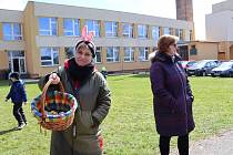 Soutěže a hry pro školáky zakončilo hledání velikonočních vajíček v zahradě školy.
