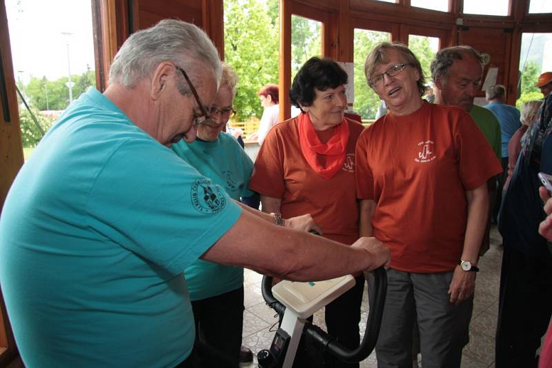 Čtvrtý ročník seniorských her nezastavil ani včerejší déšť, v záloze měli pořadatelé z městské organizace svazu důchodců i mokrou variantu.