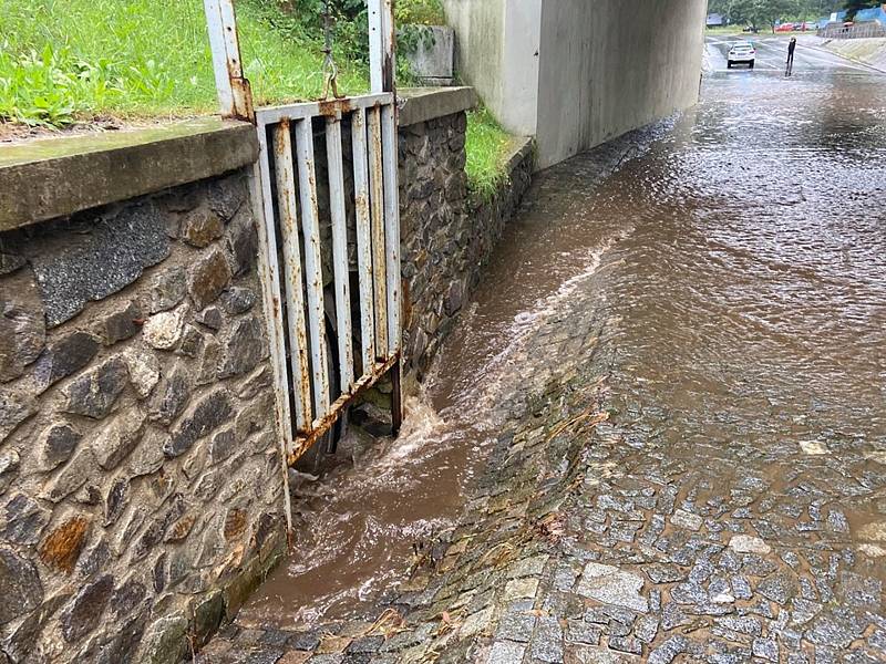 Na první povodňový stupeň se dostal Živný potok v Prachaticích. Voda tak stála pod prachatickým viaduktem.