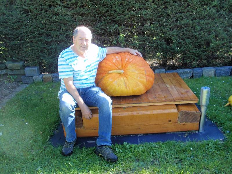 Jiří Vávra a jeho dýně, která vážila 66,4 kilogramu.