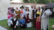 Spolek divadelních ochotníků Tyl z Netolic zahájil divadelní léto v zahradě na zámku Kratochvíle hrou Darmošlapky.