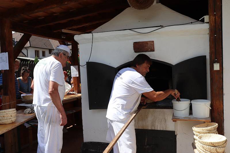 Pečení chleba a lenorských dobrot ve Volarském muzeu.