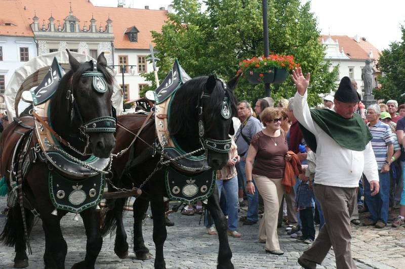 Sobotní program Slavností Zlaté stezky v Prachaticích odstartoval příchod historického průvodu s hlavním hostem letošních slavností Helenou Vondráčkovou.