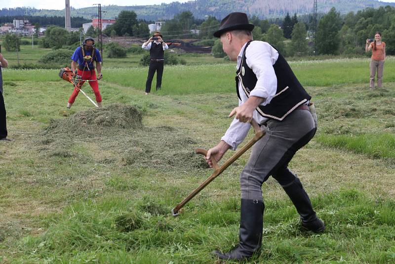 Volarský sekáč 2021 ukázal, jak jsou zdatní muži, ženy a děti při kosení trávy.